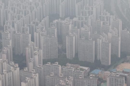 서울 송파구 잠실 롯데월드타워 서울스카이 전망대에서 바라본 서울 시내 아파트 단지 모습.<연합뉴스>